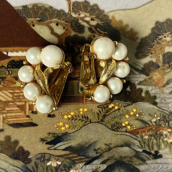Vintage Gold Tone Faux Pearl Clip On Earrings - Picture 1 of 7